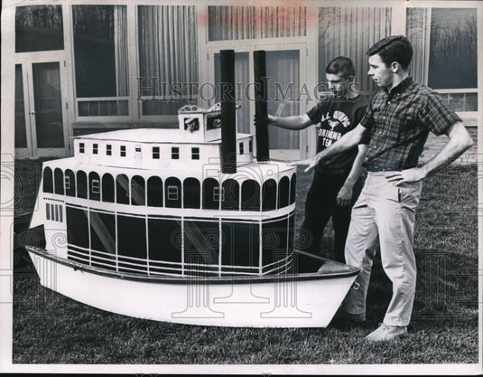1954 Press Photo Ridgewood YMCA Russ Behrndt & Jerry Clapp with boat - Historic Images