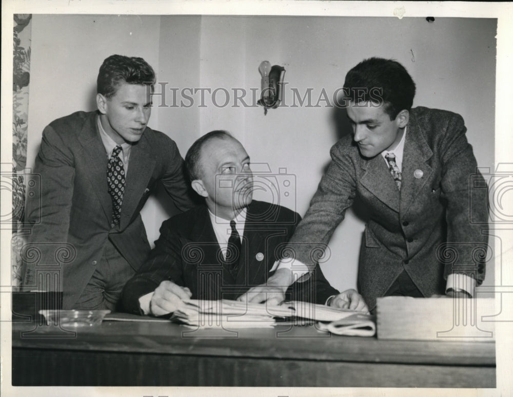 1945 Press Photo Commander Harold Stassen confering with two Military Advisors. - Historic Images