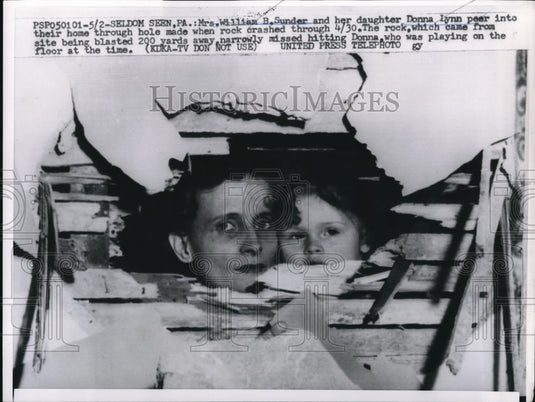 1958 Press Photo Seldom Seen Pa Mrs Wm Sunder & daughter Donna in damages - Historic Images