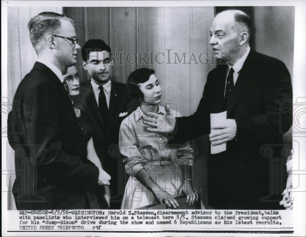 1956 Press Photo Washington DC Harold Stassen talks to Panelists - Historic Images