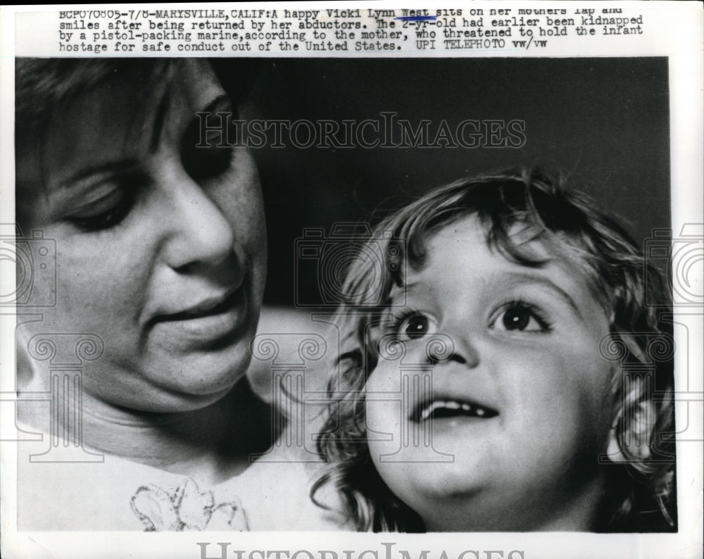 1968 Press Photo Marysville Calif Vicki L West &amp; mom after she was kidnapped - Historic Images