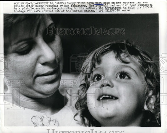 1968 Press Photo Marysville Calif Vicki L West & mom after she was kidnapped - Historic Images