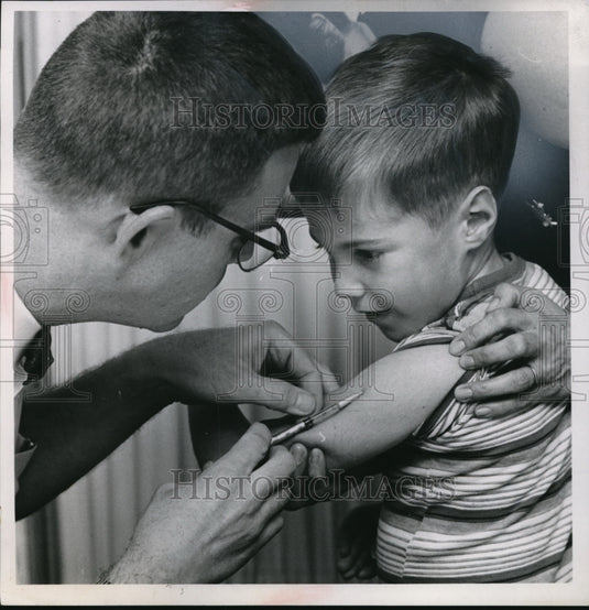 1968 Press Photo Dr Alfred Heggie & Ed Wehner at Case Western Reserve - Historic Images