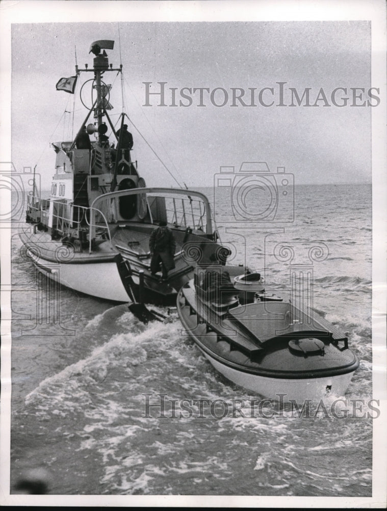 1957 Press Photo Bremen Germany Sea coast rescue of a small lifeboat- Historic Images