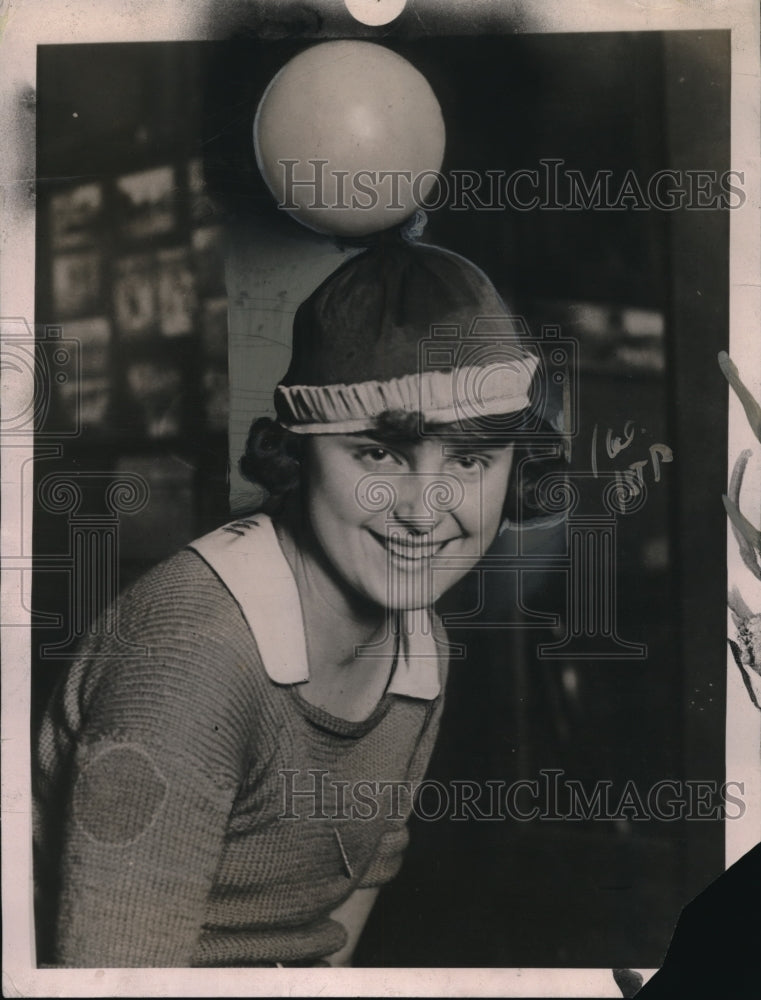 1922 Press Photo Gertrude Schildnechk of Milwaukee & a balloon hat - Historic Images