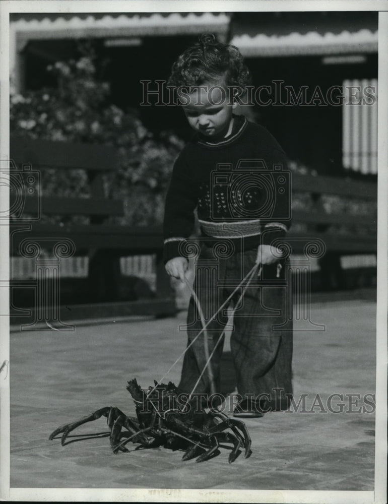 1934 Press Photo Byron Strawn &amp; his pet lobster in Southern Calif-Historic Images