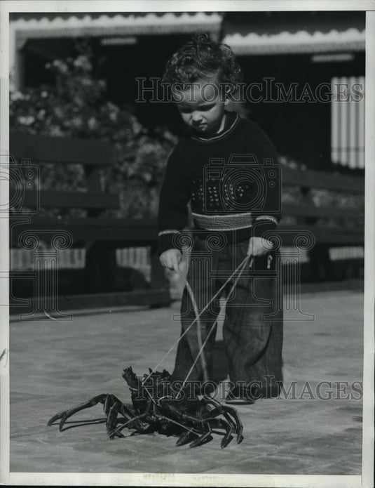 1934 Press Photo Byron Strawn & his pet lobster in Southern Calif-Historic Images