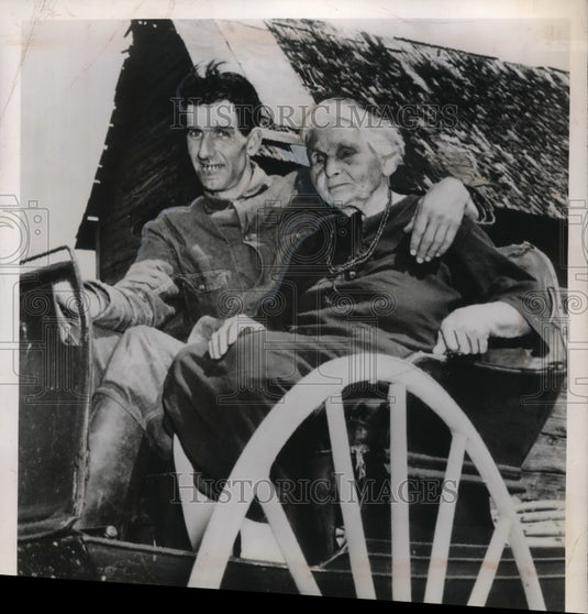 1948 Press Photo Clarence McGee & his wife in a buggy - Historic Images