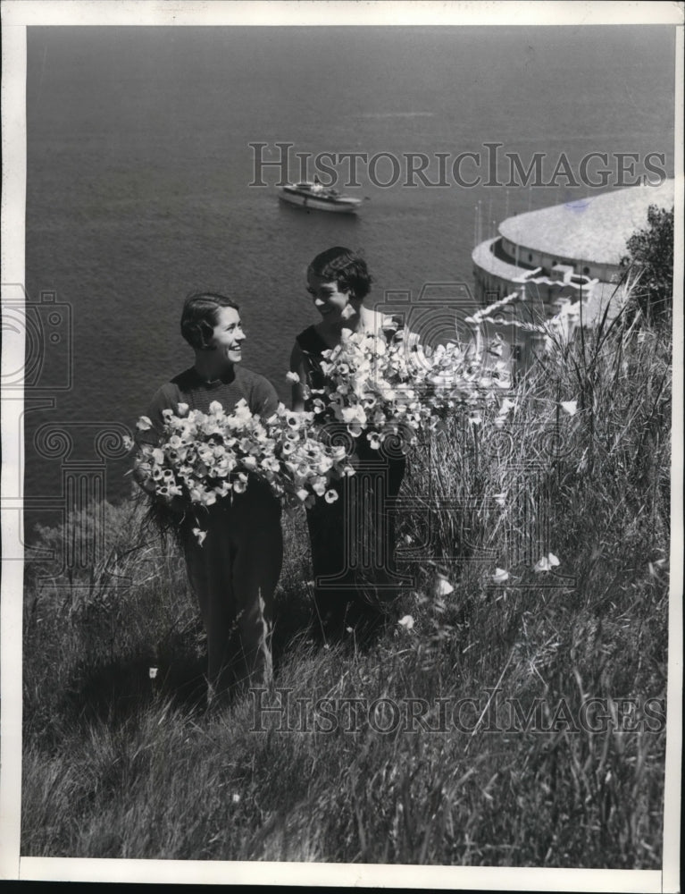 1935 Press Photo Santa Catalina Island,Nita McCarthy &amp; Gloria Curasion, flowers - Historic Images