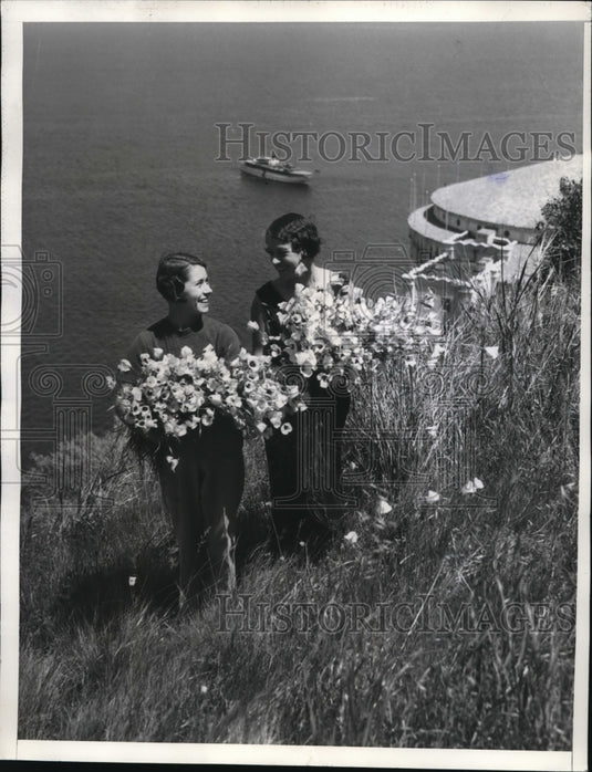 1935 Press Photo Santa Catalina Island,Nita McCarthy & Gloria Curasion, flowers - Historic Images