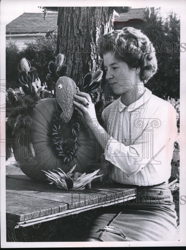 1953 Press Photo Sue Ver Steegh making Thanksgiving decorations - nec92463 - Historic Images