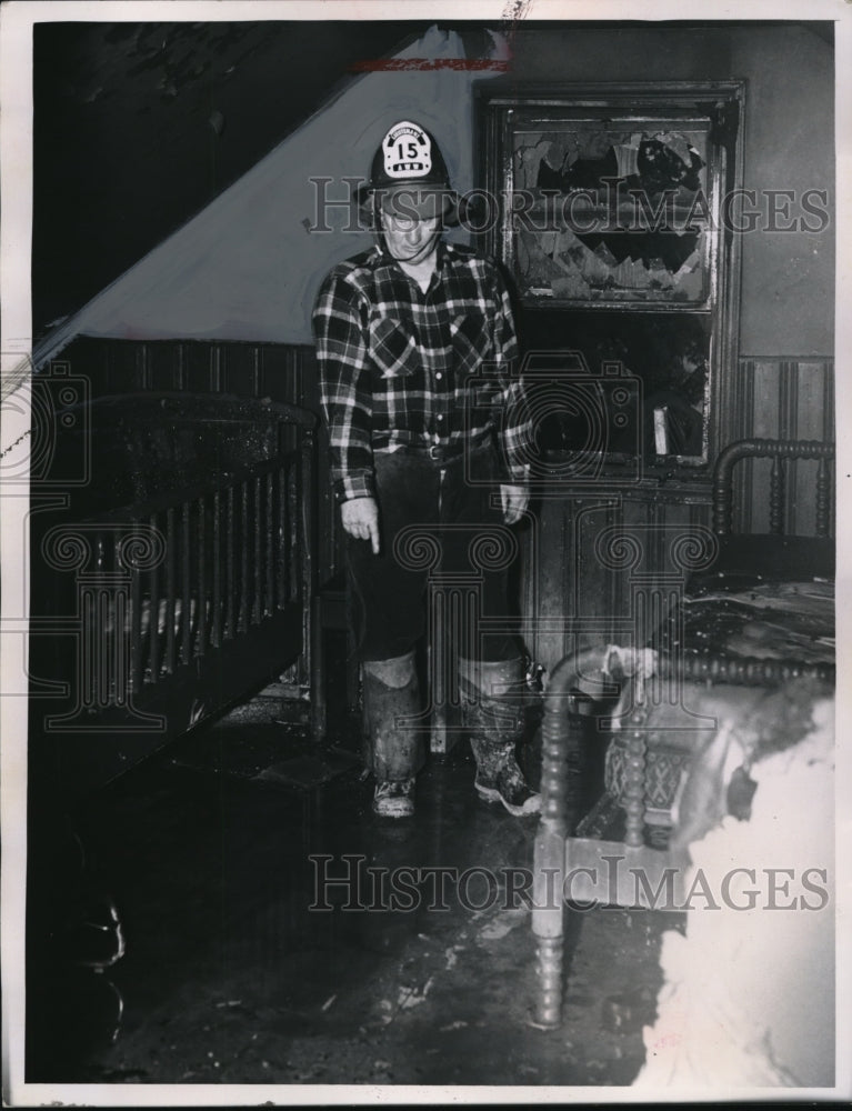 1962 Press Photo Fireman in a room where a lady was found dead - Historic Images