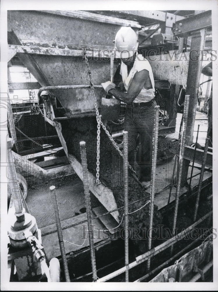 1978 Press Photo Bernie Lyons pouring cement on top of tower in Eastlake - Historic Images