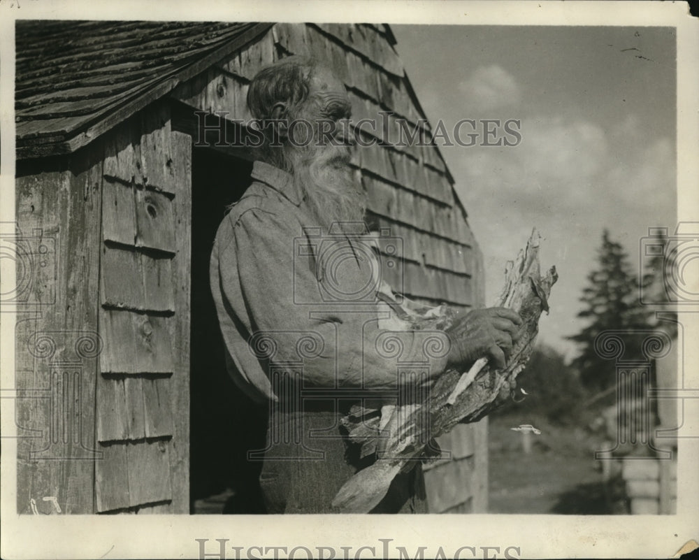 1936 Press Photo Old Fisherman In His Smoke House Catfish - Historic Images
