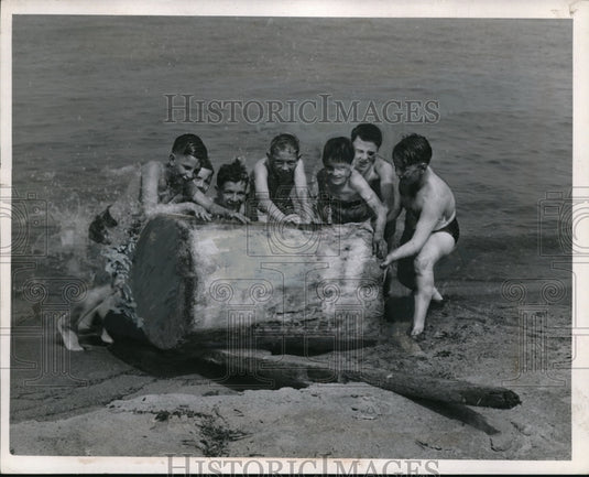 1942 Press Photo Children Rolling a Log Ashore at White City Beach in Ohio - Historic Images