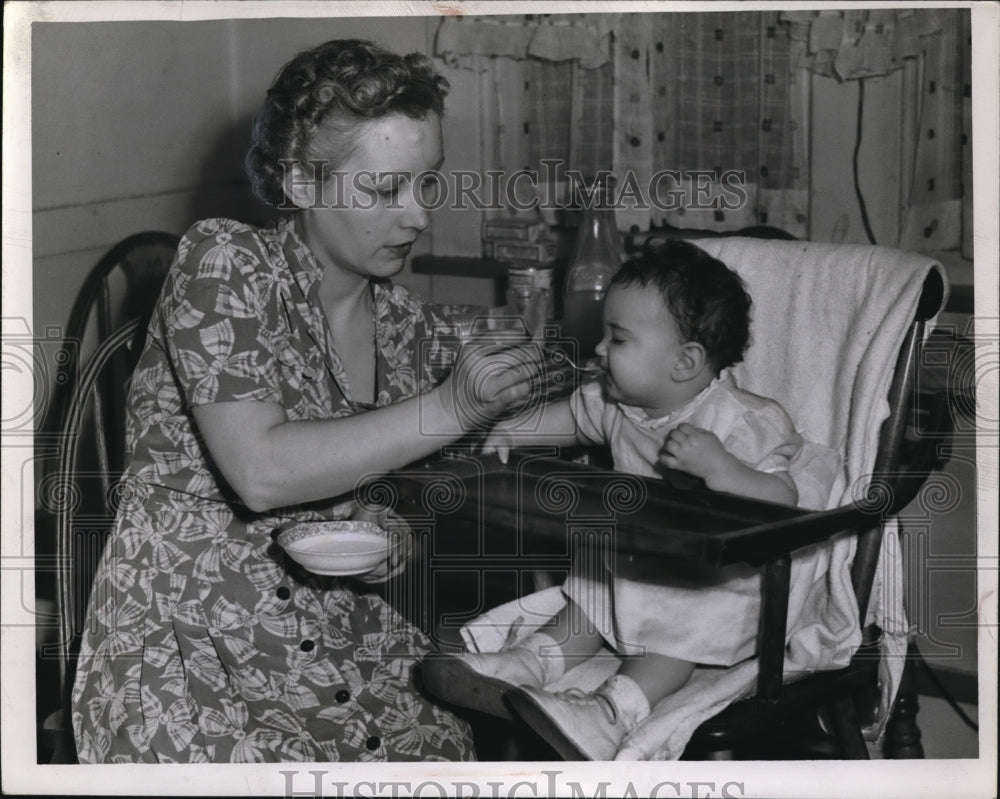 1943 Press Photo Cornelius Burns Gayle Bunnin Myrna Feeds Child - Historic Images