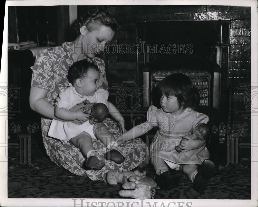 1943 Press Photo Cornelius Burns Peggy Burns Mother With Children - Historic Images