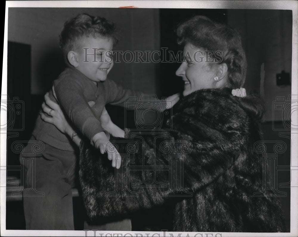 1946 Press Photo Frank Kasler Jeffrey Worthington Ave Mother And Child - Historic Images