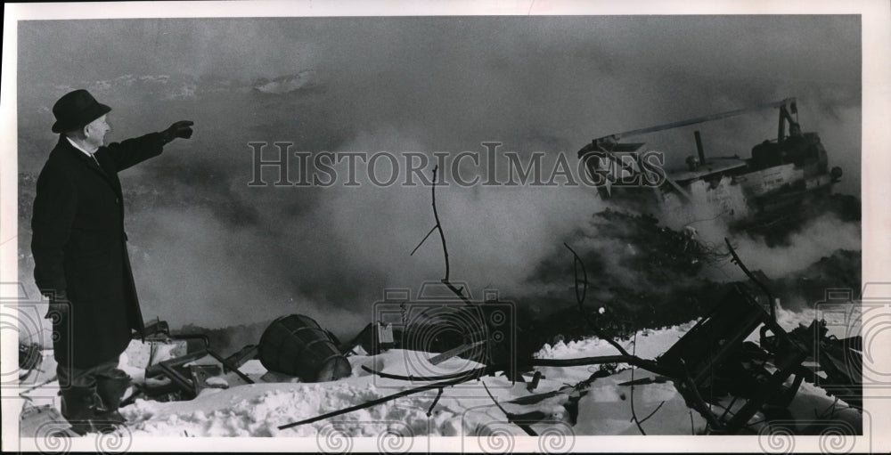 1964 Press Photo Port Director Bill Rogers inspecting Riverside Damp Clean-up - Historic Images
