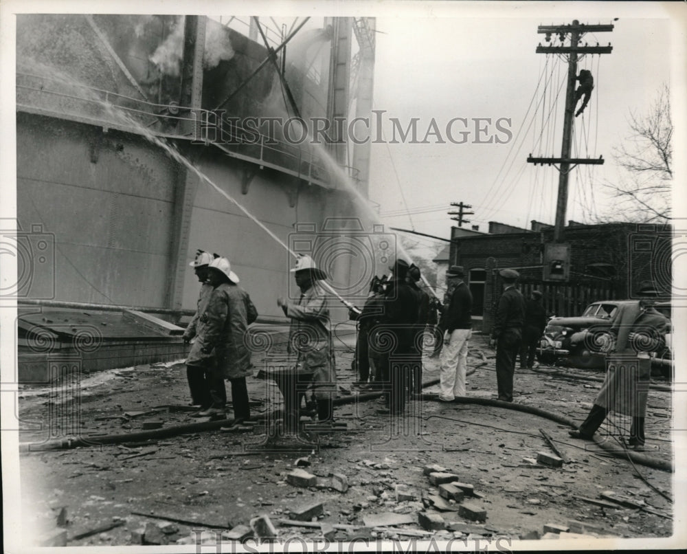 1940 Press Photo Gas Company Plant Explosion Braintree Massachusetts Firemen - Historic Images