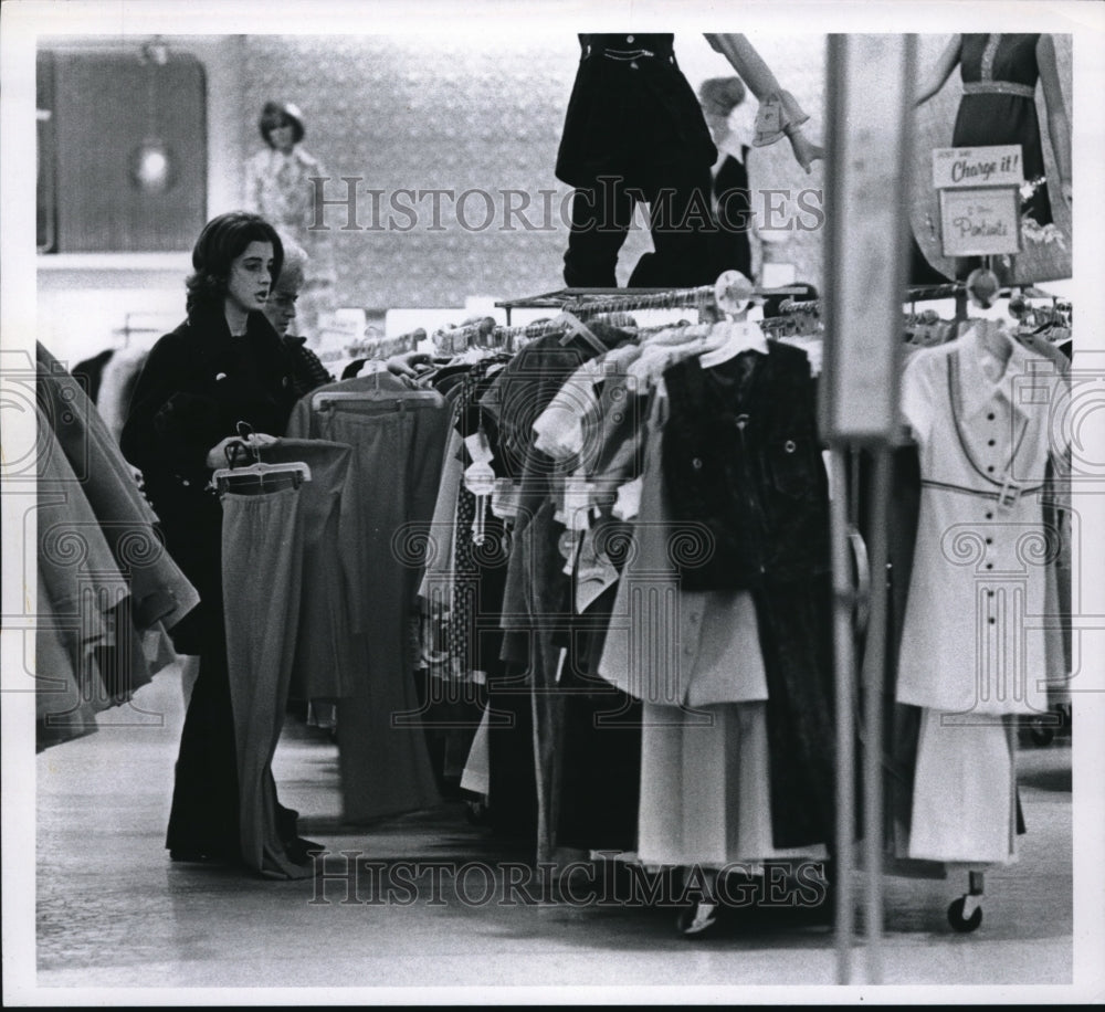 1970 Press Photo Rack of assorted clothes - Historic Images