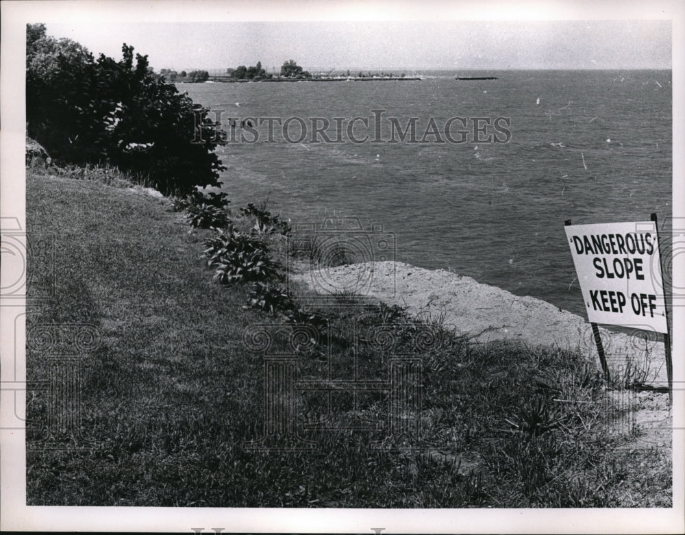 1967 Press Photo Villa Beach on Lake Erie with a dangerous slope to stayy off of - Historic Images