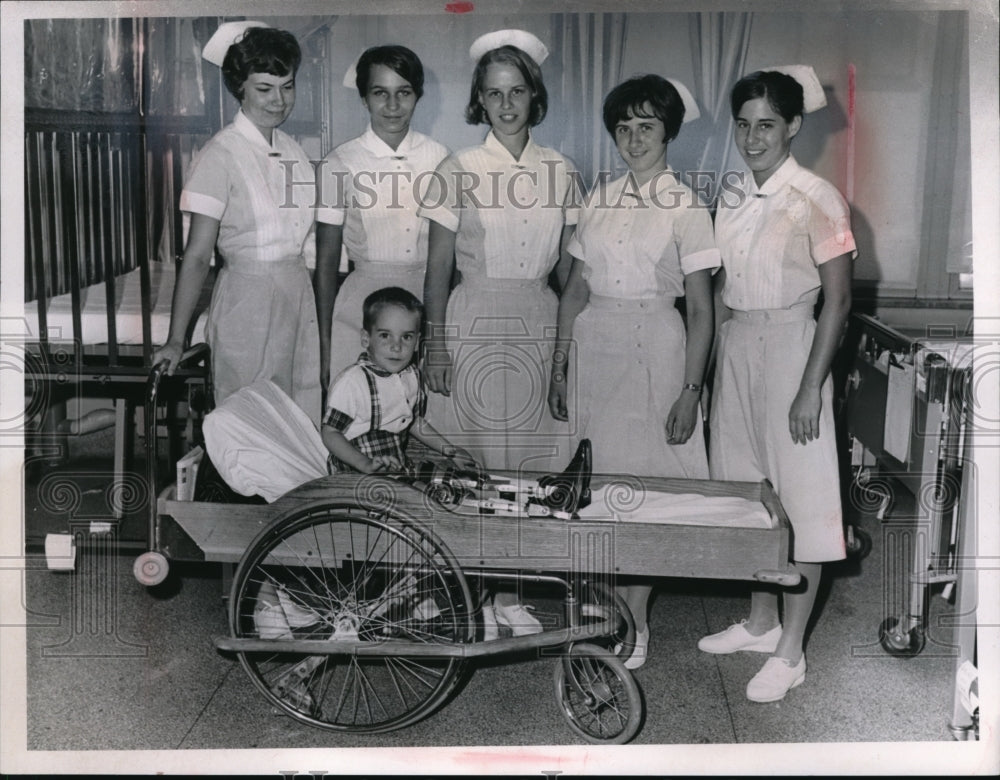 1967 Press Photo At The Metropolitan Gen.Hospital,Kent Dressman with his nurses - Historic Images
