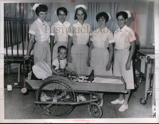 1967 Press Photo At The Metropolitan Gen.Hospital,Kent Dressman with his nurses - Historic Images