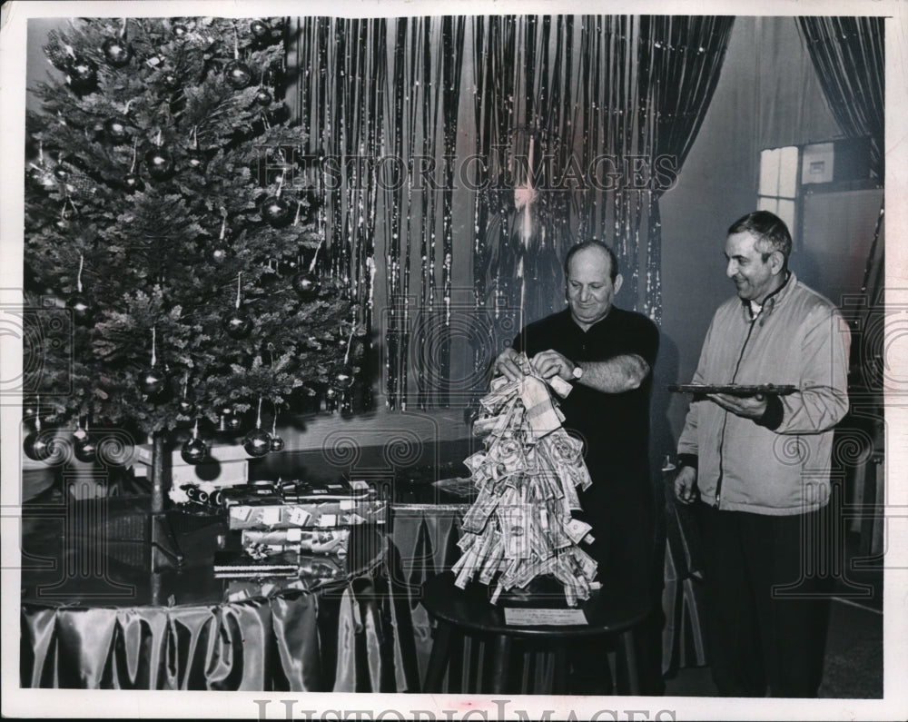 Press Photo Tony Nativio and Eli Cohen making a Christmas money tree - Historic Images