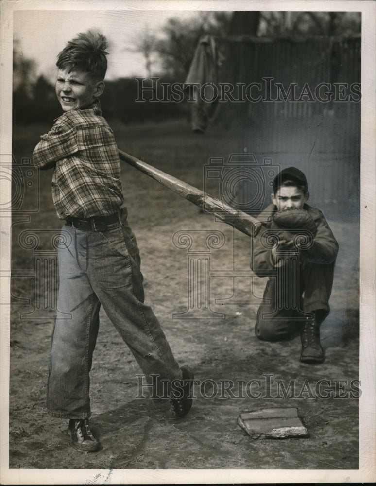 1949 Press Photo Batter John Noonan and catcher Ronald Bruening at Gordon Park - Historic Images