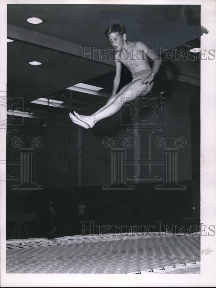 1960 Press Photo A great jump in the trampoline made by Greg Galla of Brooklyn - Historic Images