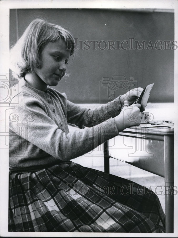 1960 Press Photo A little student from Warrensville Hts School cuts for arts - Historic Images