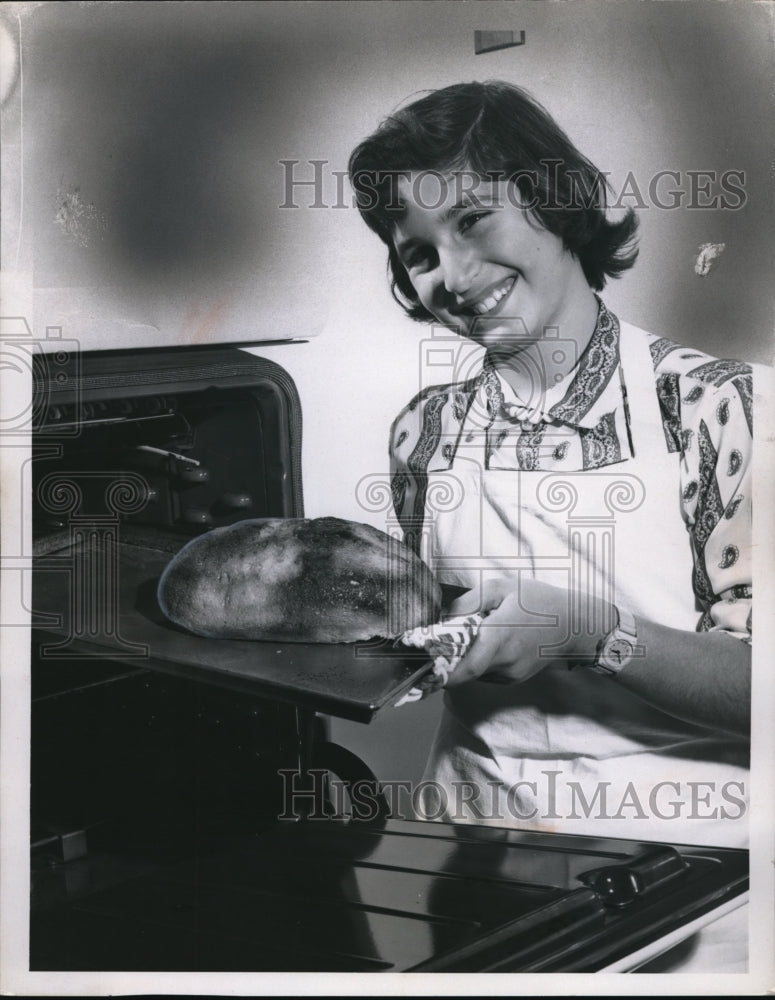 1958 Press Photo A student shows her freshly baked bread - Historic Images