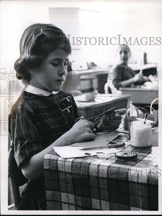 1960 Press Photo A Warrensville School student makes her art project - Historic Images