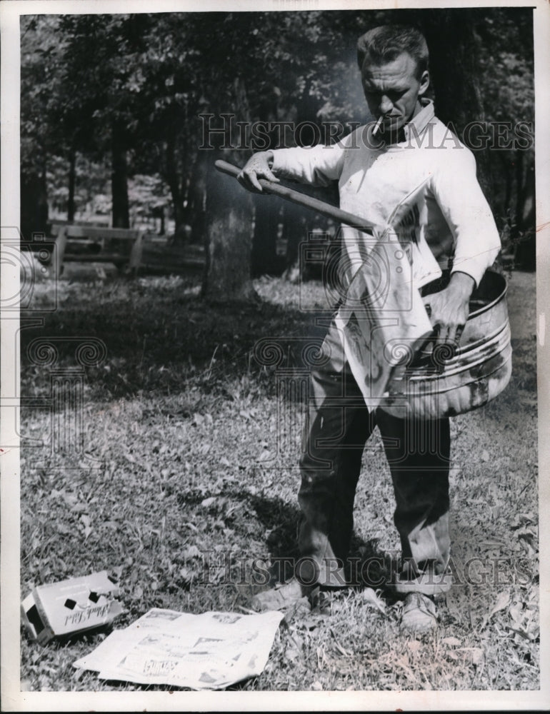 1958 Press Photo Thomas picks up garbage in the park with his stick - Historic Images