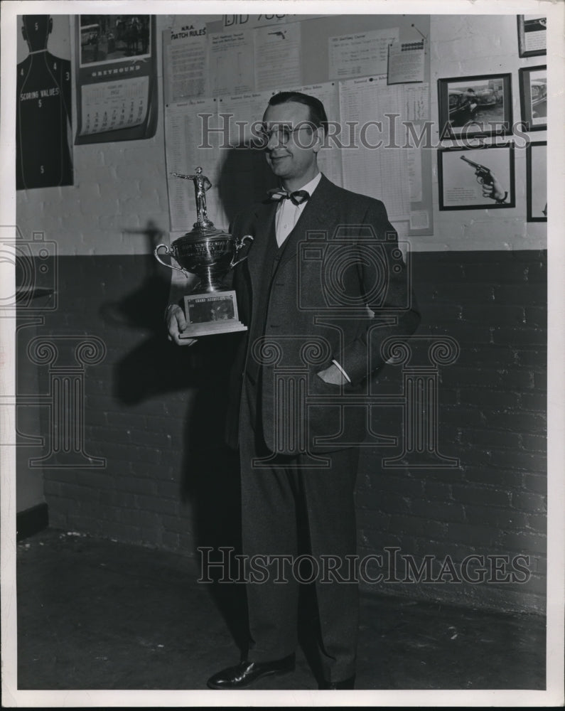 Press Photo Dan O&#39;Brien, trophy winner - Historic Images