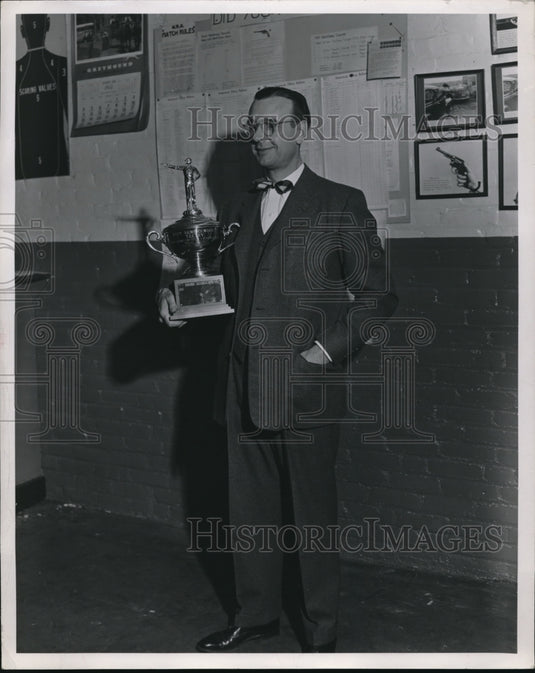 Press Photo Dan O'Brien, trophy winner - Historic Images
