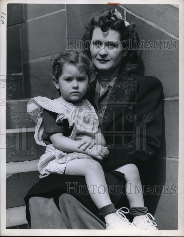 1945 Press Photo Mrs. Irene Green holding Georgiana - Historic Images