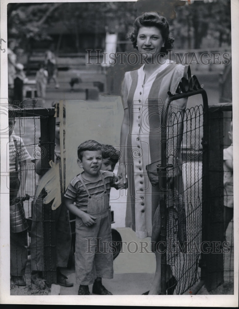 1945 Press Photo Mrs. Francis Drateva with James - Historic Images
