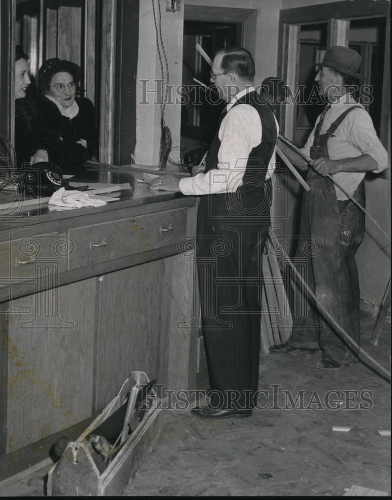  Jim Woolmington talks to the girls at the front desk - Historic Images