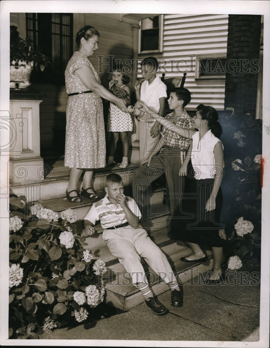 1955 Press Photo Mrs P Stajer & grandkids Mike, Teresa,Steve,Jim. Mary Rechner - Historic Images