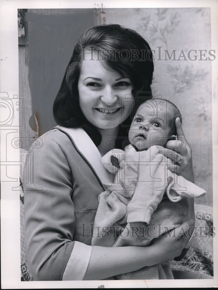 1965 Press Photo Mrs James Weber &amp; baby Bret Allen in Cleveland Ohio - Historic Images