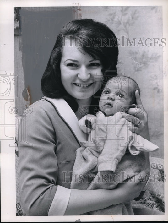 1965 Press Photo Mrs James Weber & baby Bret Allen in Cleveland Ohio - Historic Images