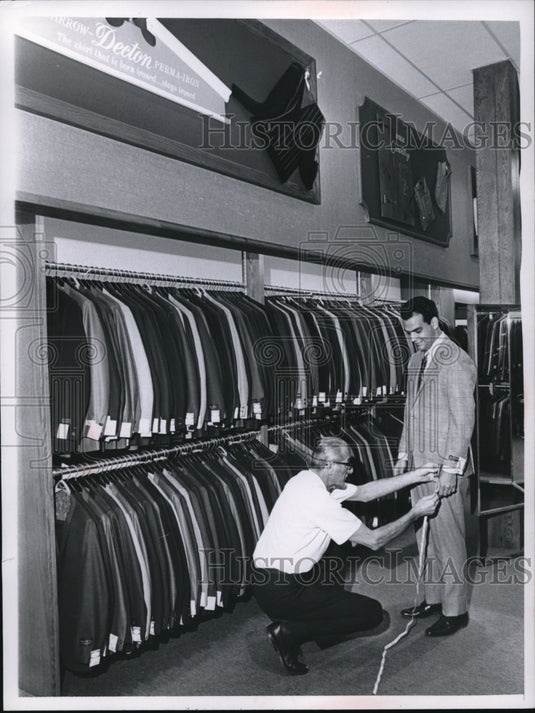 1967 Press Photo Vic Newman of Bill's Clothes fits suit for Mike Gerrara - Historic Images