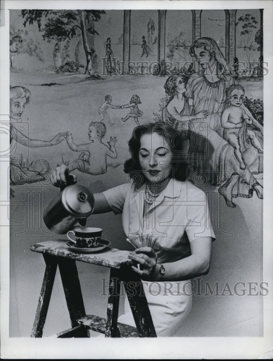 1961 Press Photo Mrs Gretchen Beykirch of Hampstead NY pouring tea - Historic Images
