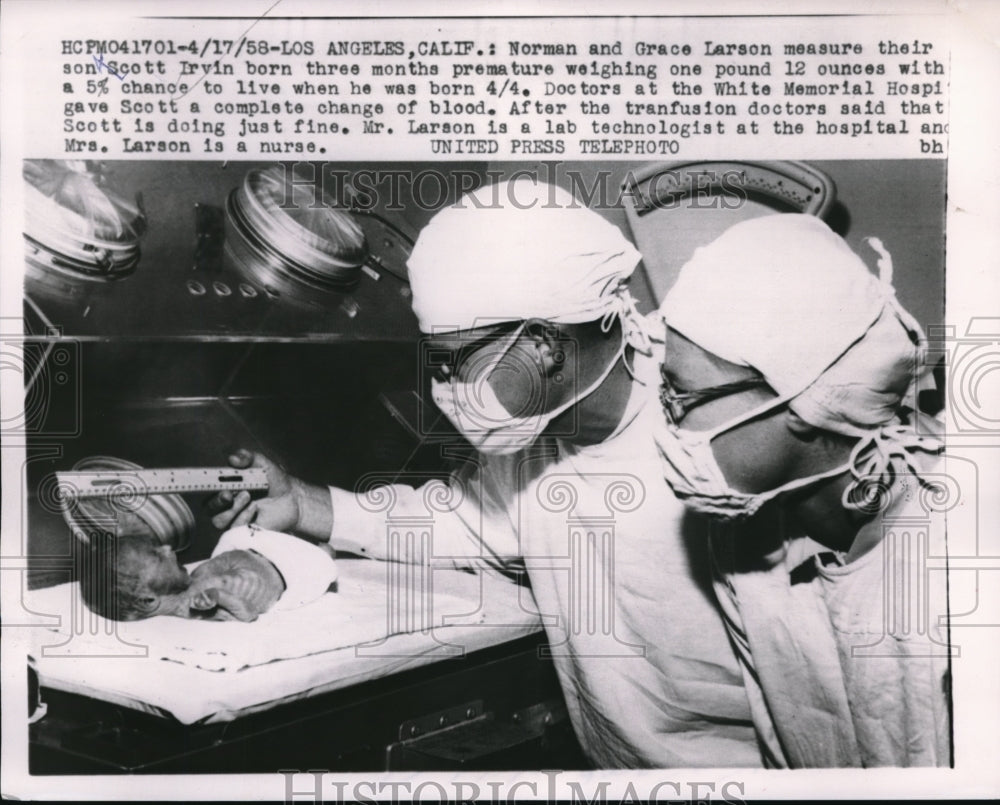 1958 Press Photo Norman &amp; Grace Larson measure premature son Irvin - Historic Images