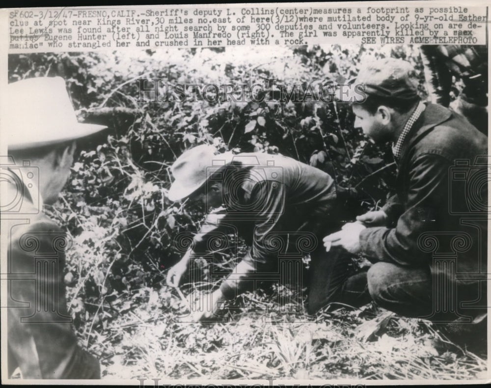 1947 Press Photo Sheriff deputy Collins measures a footprint for possible clue - Historic Images