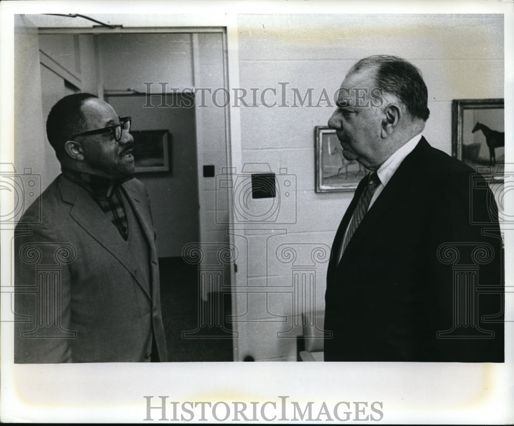 1969 Press Photo Earl Williams &amp; Basil at NYRA purse money discussion - Historic Images