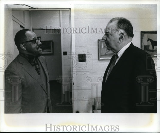 1969 Press Photo Earl Williams & Basil at NYRA purse money discussion - Historic Images