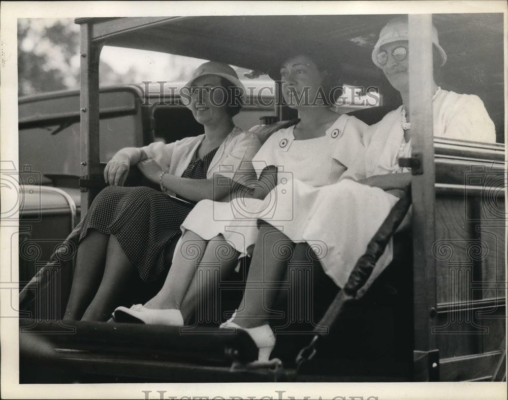 1932 Press Photo Mrs JE Heusen, Mrs AH Edgerton, Mrs GHJ Culver in a open car - Historic Images